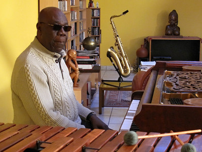 Musique: Manu Dibango reprend du saxo  