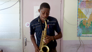 Alain Oyono : sur les pas de Manu Dibango